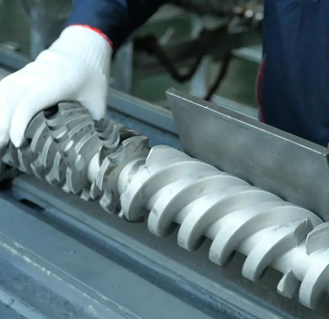 Ekstruderde neden tekrar tekrar siyah çizgiler görünüyor? Bu makale, sorunun namludan mı yoksa vidadan mı kaynaklandığını hızlı bir şekilde nasıl belirleyeceğinizi öğretir.